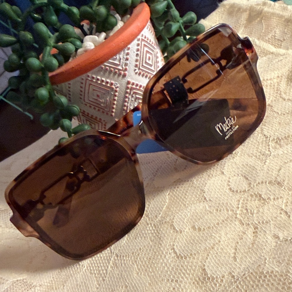 🐆🐆🐆BOGOHO🐆🐆🐆Bob Mackie Tortoise Shell Sunglasses